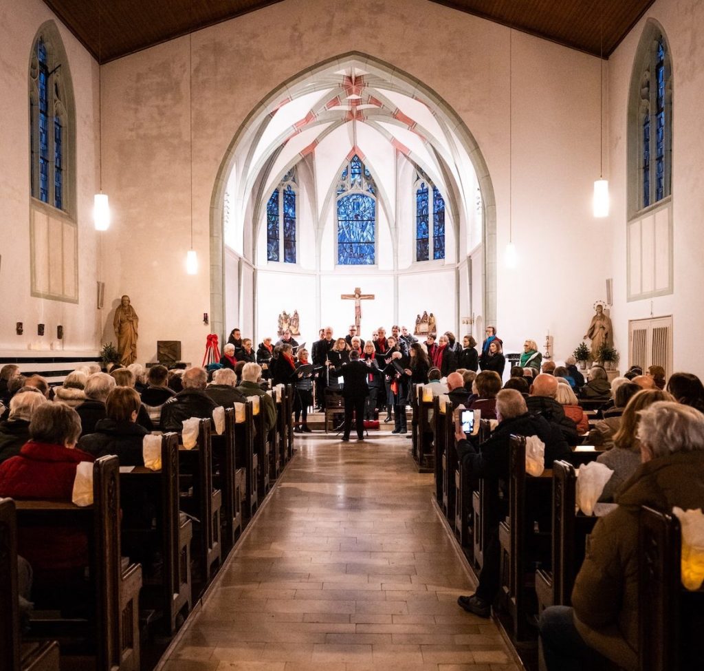 Bild von einem Konzert in der Kirche - Blick auf den Altar